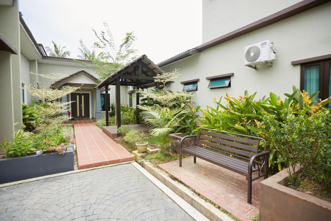 D' Qamar Guesthouse Kuantan Exterior photo